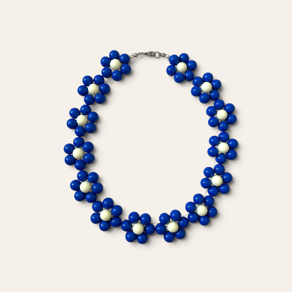 Odette, collier fleurs en perles acryliques bleues et crème, attache argentée, fait main à Châteauroux, Perle Moi Ç