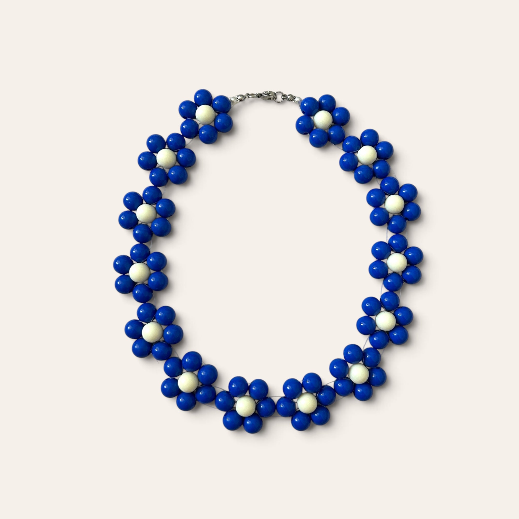 Odette, collier fleurs en perles acryliques bleues et crème, attache argentée, fait main à Châteauroux, Perle Moi Ç