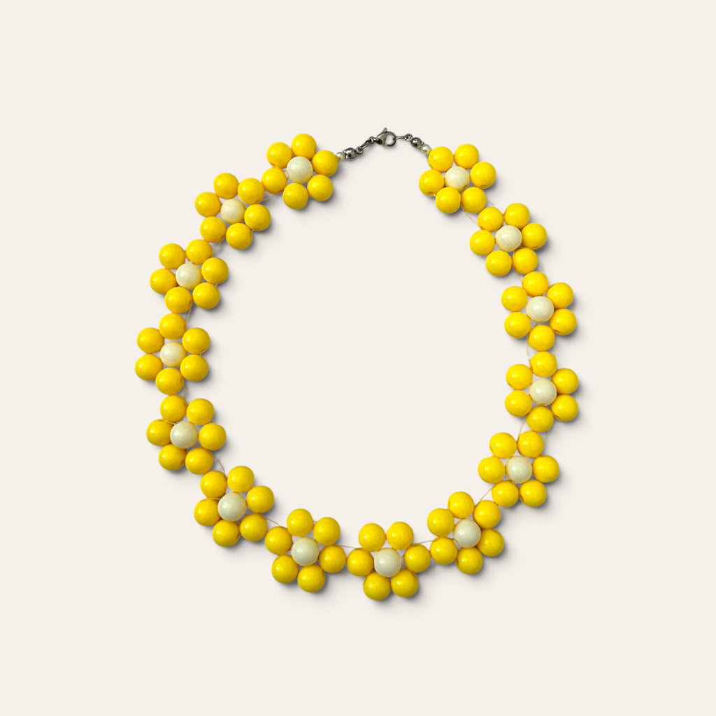 Odette, collier fleurs en perles acryliques jaunes et crème, attache argentée, fait main à Châteauroux, Perle Moi Ça