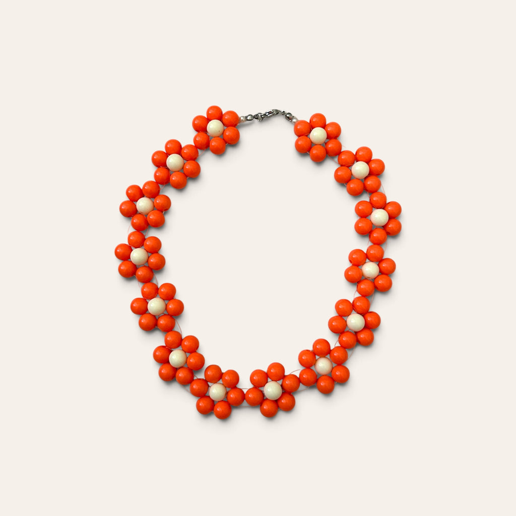 Odette, collier fleurs en perles acryliques oranges et crème, attache argentée, fait main à Châteauroux, Perle Moi Ça