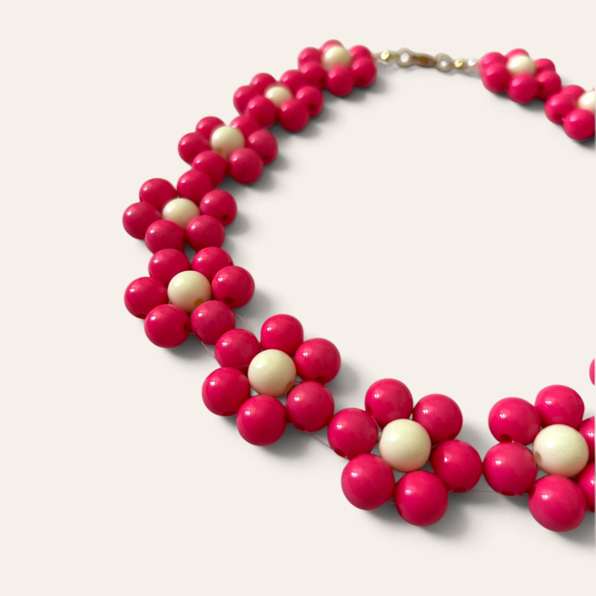 Gros plan collier Odette, fleurs en perles acryliques roses et crème, détail du motif floral, fait main à Châteauroux, Perle Moi Ça