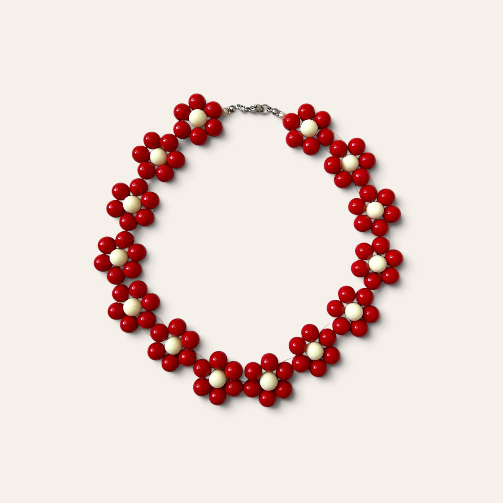 Odette, collier fleurs en perles acryliques rouges et blanches, attache argentée, fait main à Châteauroux, Perle Moi Ça