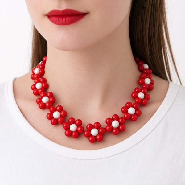 Odette, collier fleurs en perles acryliques rouges et crème porté par un mannequin, fait main à Châteauroux, Perle Moi Ça
