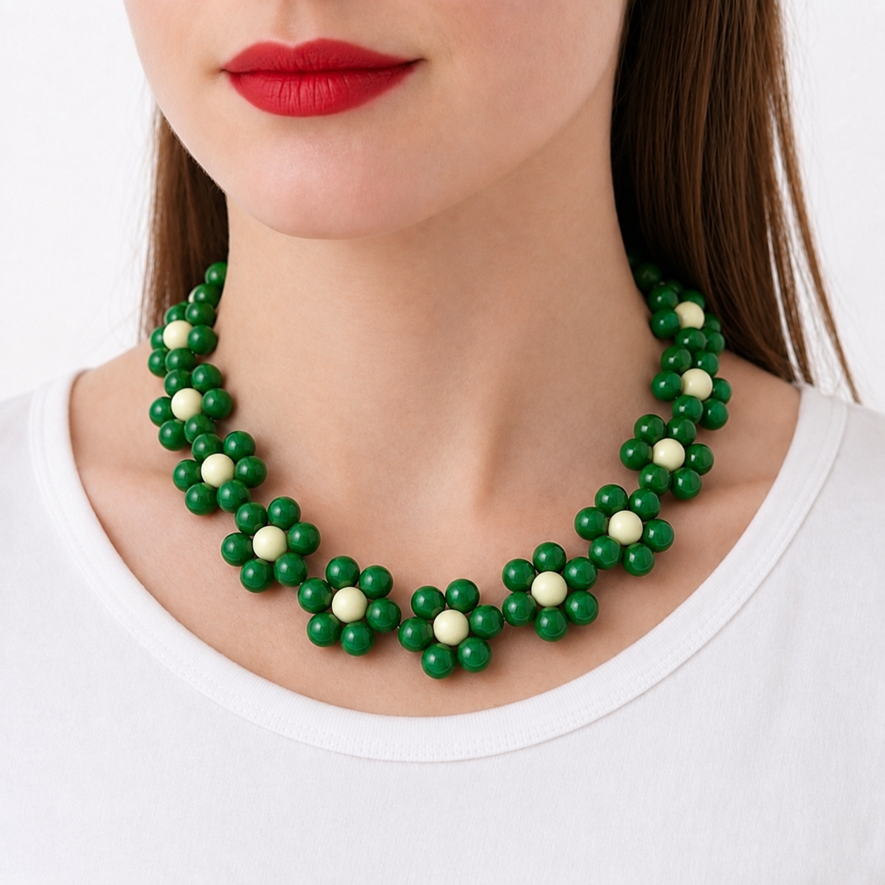 Odette, collier fleurs en perles acryliques vertes et crème porté par un mannequin, fait main à Châteauroux, Perle Moi Ça