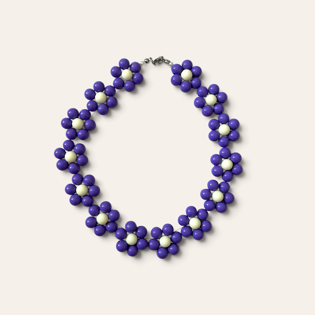 Odette, collier fleurs en perles acryliques violettes et blanches, attache argentée, fait main à Châteauroux, Perle Moi Ça

