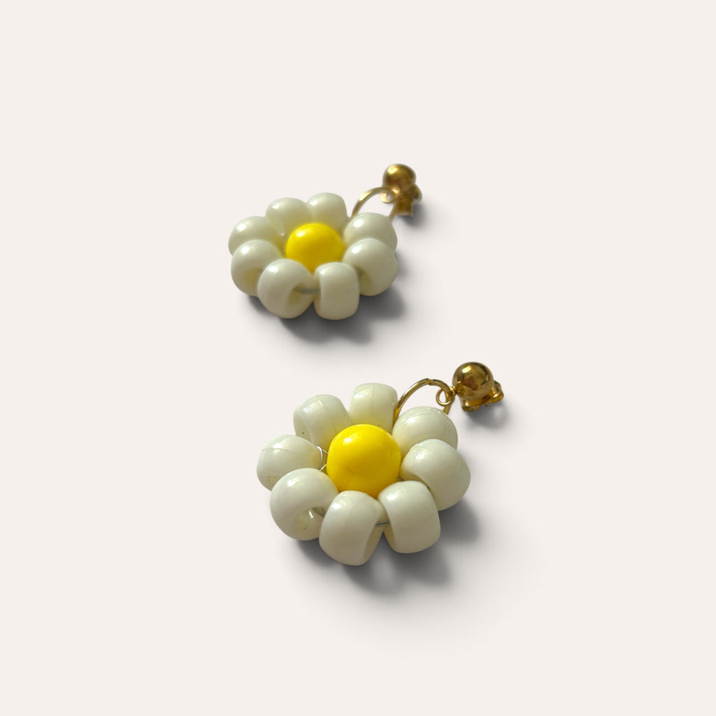 Paire de boucles Paulette : fleur blanche à cœur jaune en perles d'acrylique, vue à plat, Perle Moi Ça