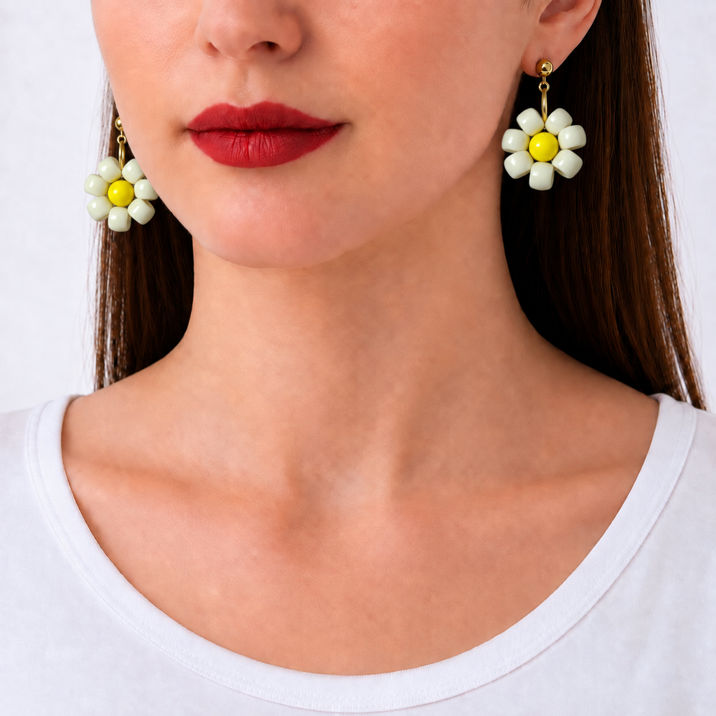 Paulette, boucles d'oreilles fleur blanche à cœur jaune portées, clous dorés, Perle Moi Ça