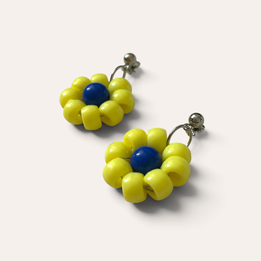 Paire de boucles Paulette : fleur jaune à cœur bleu en perles d'acrylique, vue à plat, Perle Moi Ça