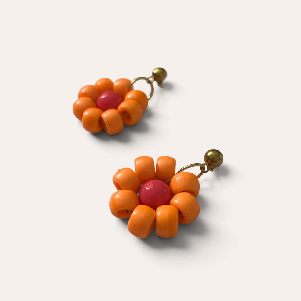 Paire de boucles Paulette : fleur orange à cœur framboise en perles d'acrylique, vue à plat, Perle Moi Ça