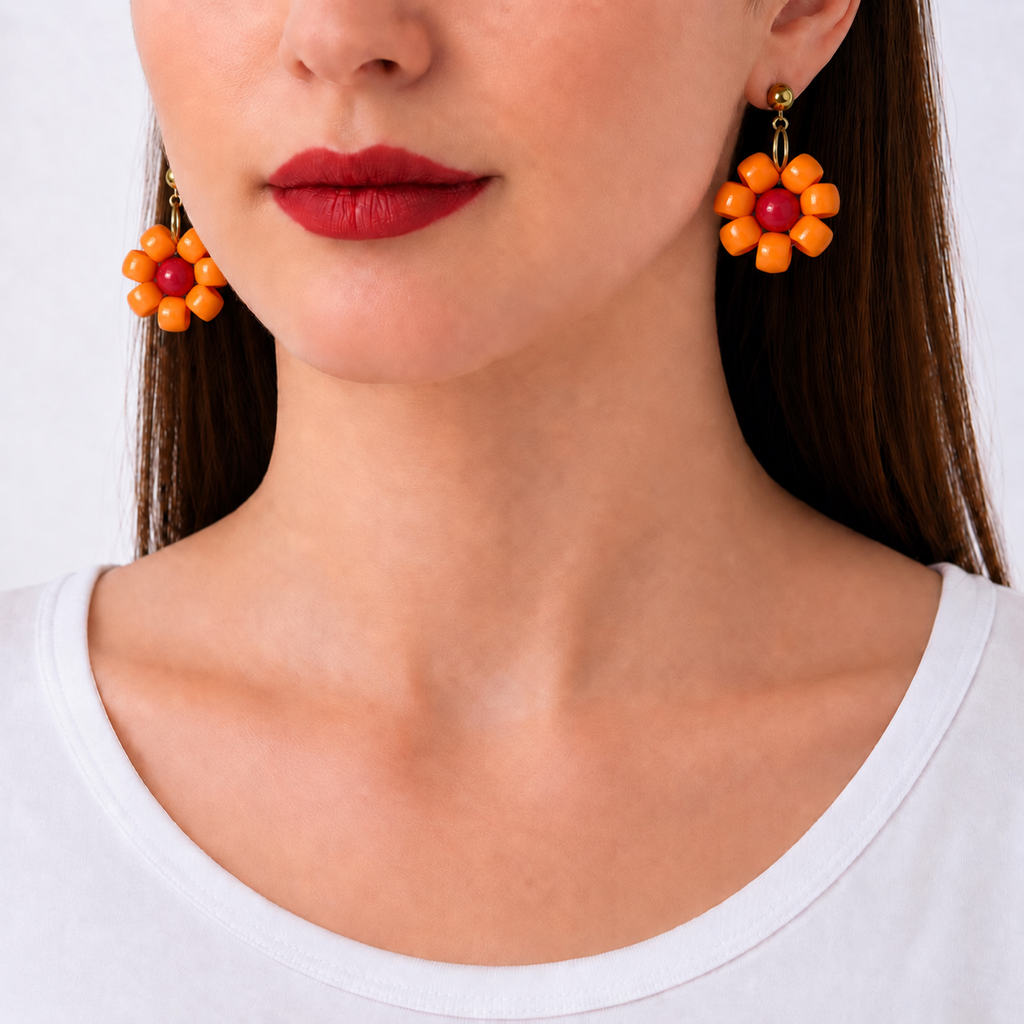 Paulette, boucles d'oreilles fleur orange à cœur framboise portées, clous dorés, Perle Moi Ça