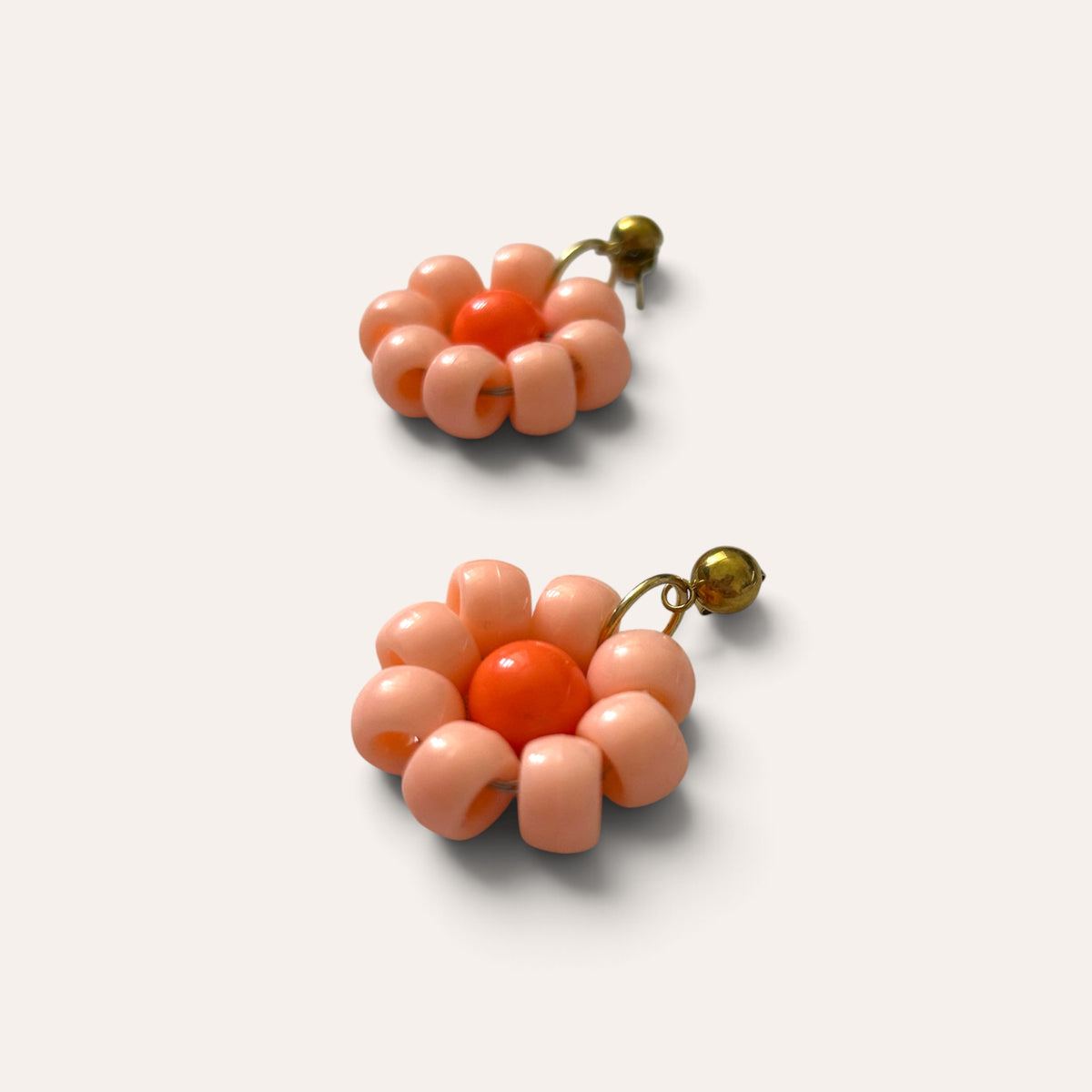 Paire de boucles Paulette : fleur pêche à cœur corail en perles d'acrylique, vue à plat, Perle Moi Ça