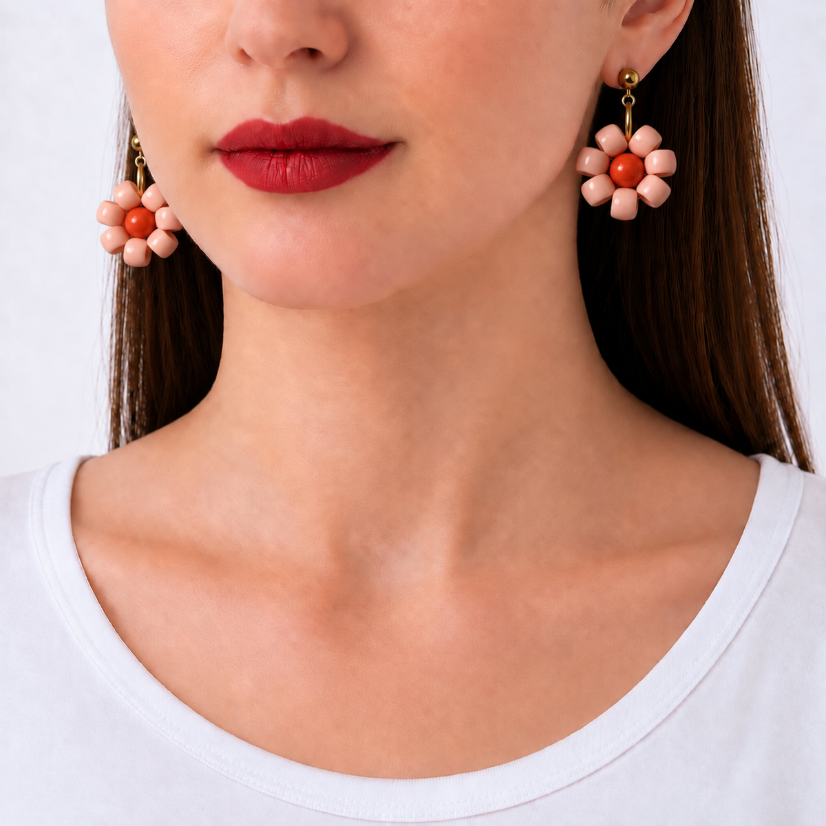 Paulette, boucles d'oreilles fleur pêche à cœur corail portées, clous dorés, Perle Moi Ça