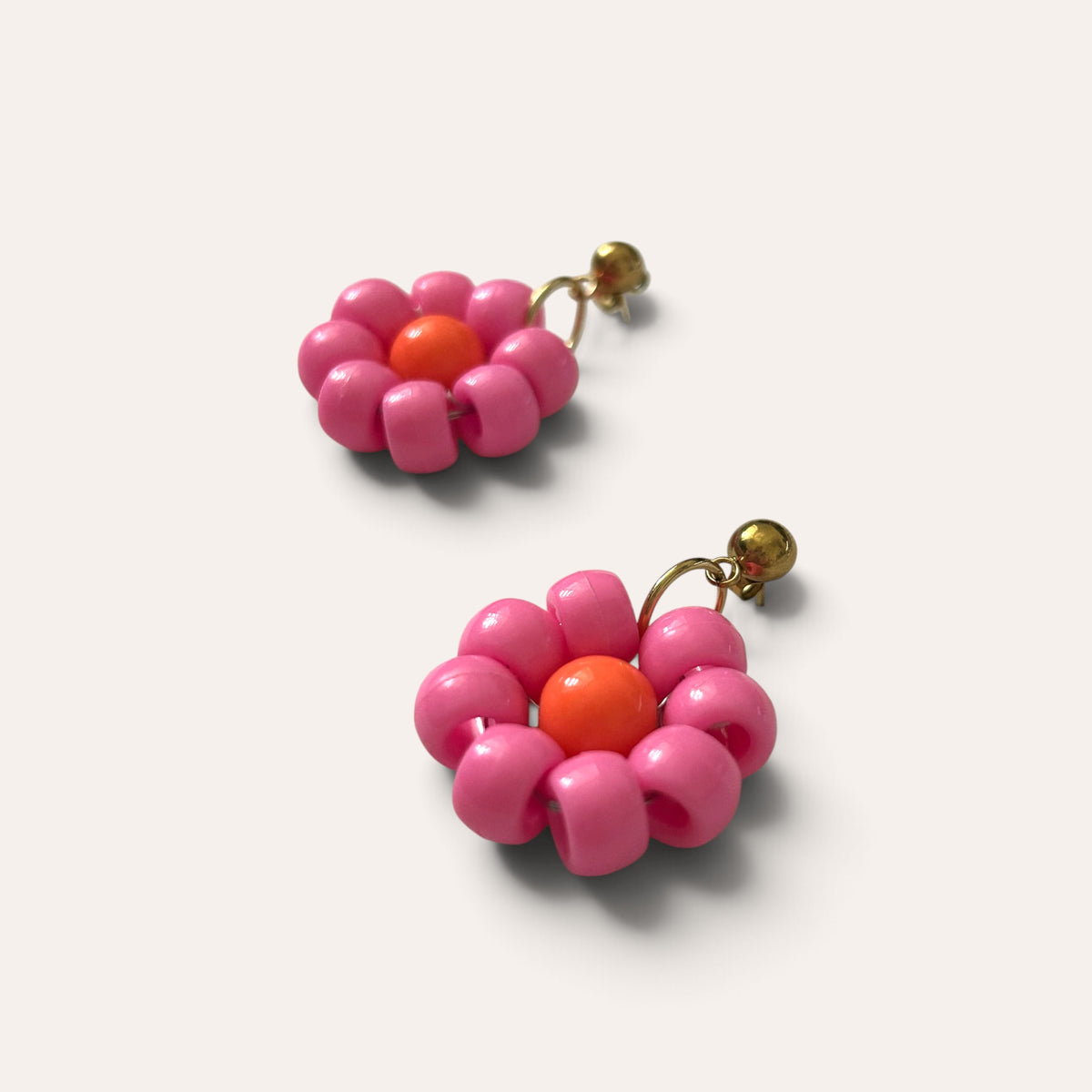 Paire de boucles Paulette : fleur rose à cœur orange en perles d'acrylique, vue à plat, Perle Moi Ça