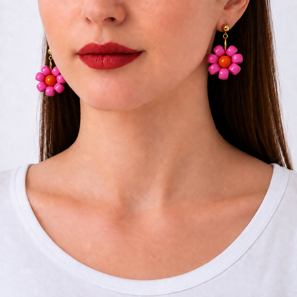 Paulette, boucles d'oreilles fleur rose à cœur orange portées, clous dorés, Perle Moi Ça