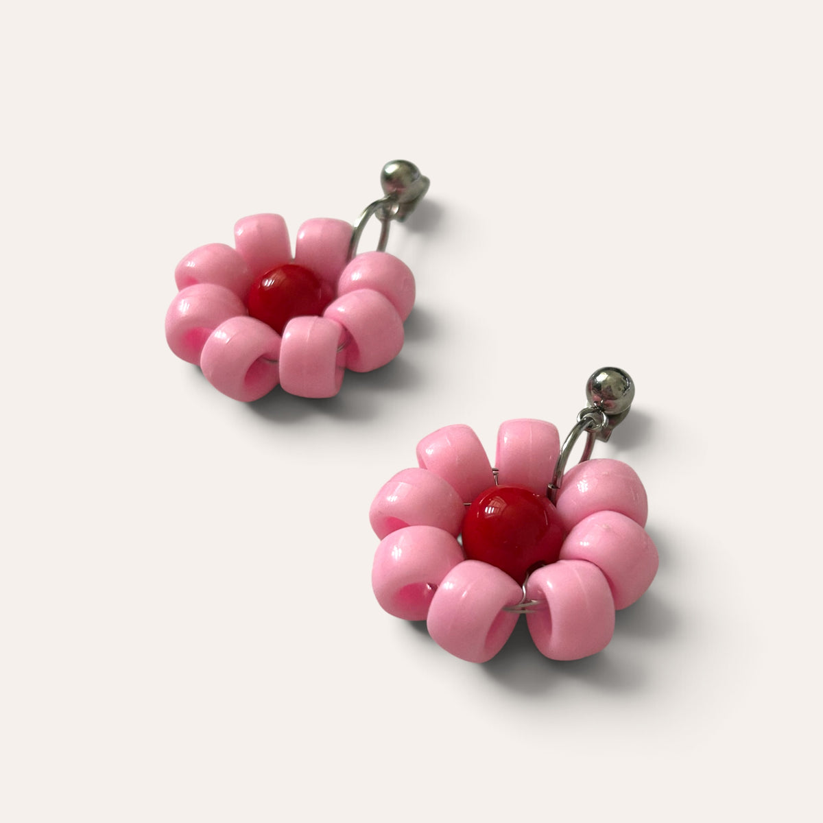 Paire de boucles Paulette : fleur rose à cœur rouge en perles d'acrylique, vue à plat, Perle Moi Ça