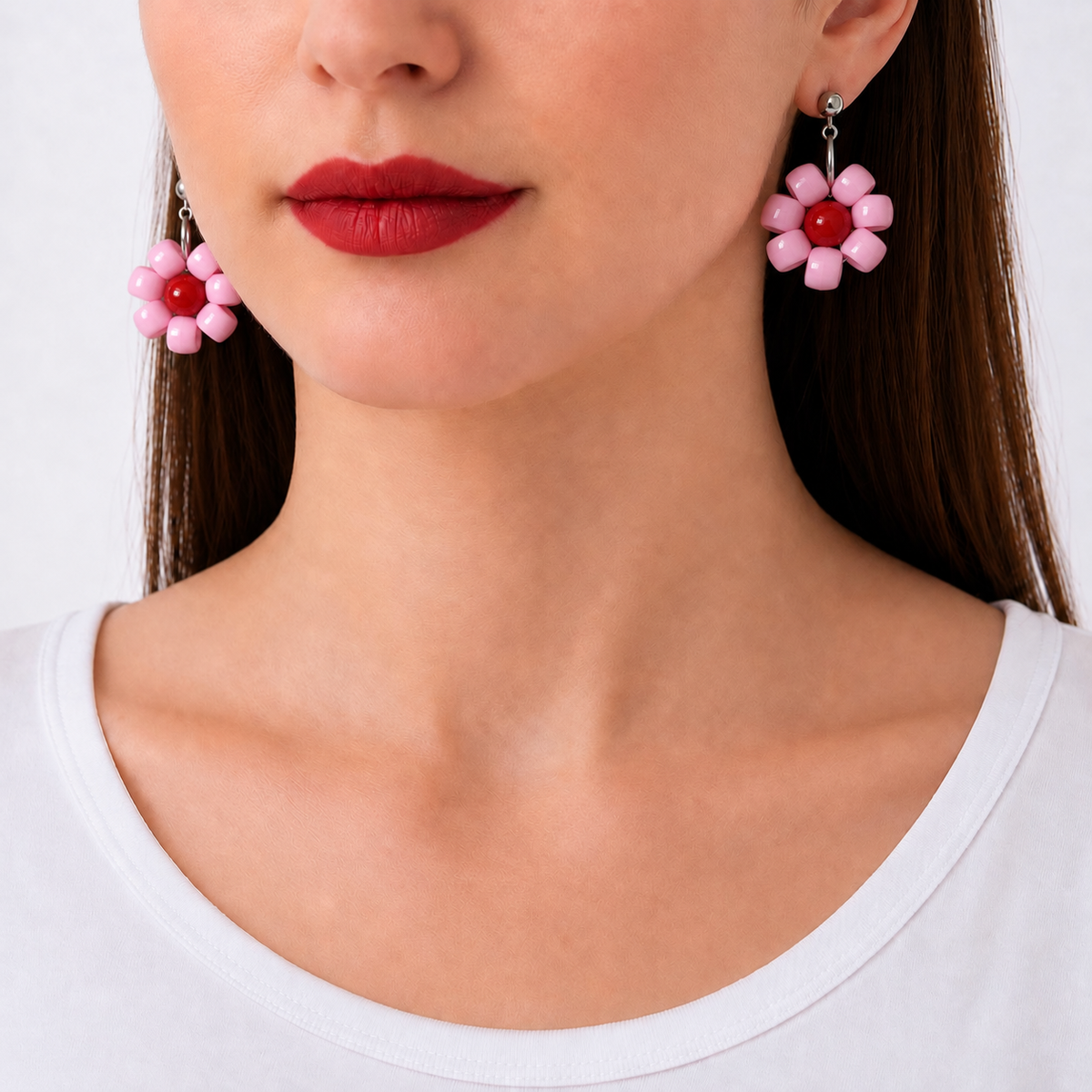 Paulette, boucles d'oreilles fleur rose à cœur rouge portées, clous argentés, Perle Moi Ça