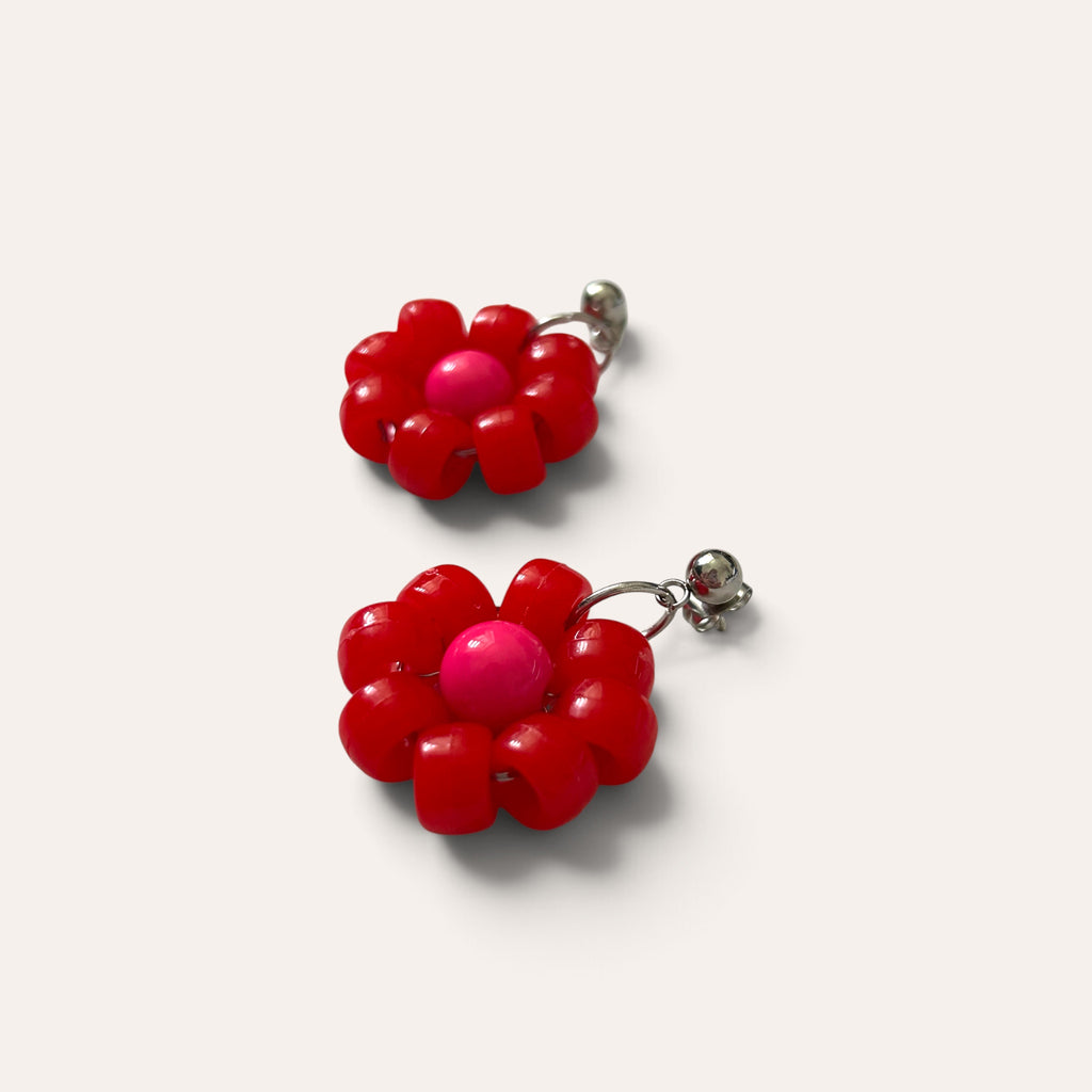 Paire de boucles Paulette : fleur rouge à cœur rose vif en perles d'acrylique, vue à plat, Perle Moi Ça