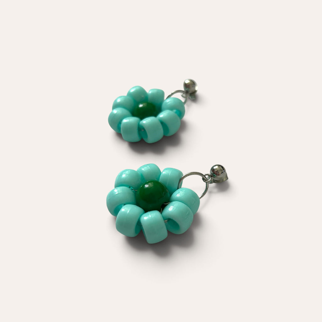 Paire de boucles Paulette : fleur turquoise à cœur vert en perles d'acrylique, vue à plat, Perle Moi Ça