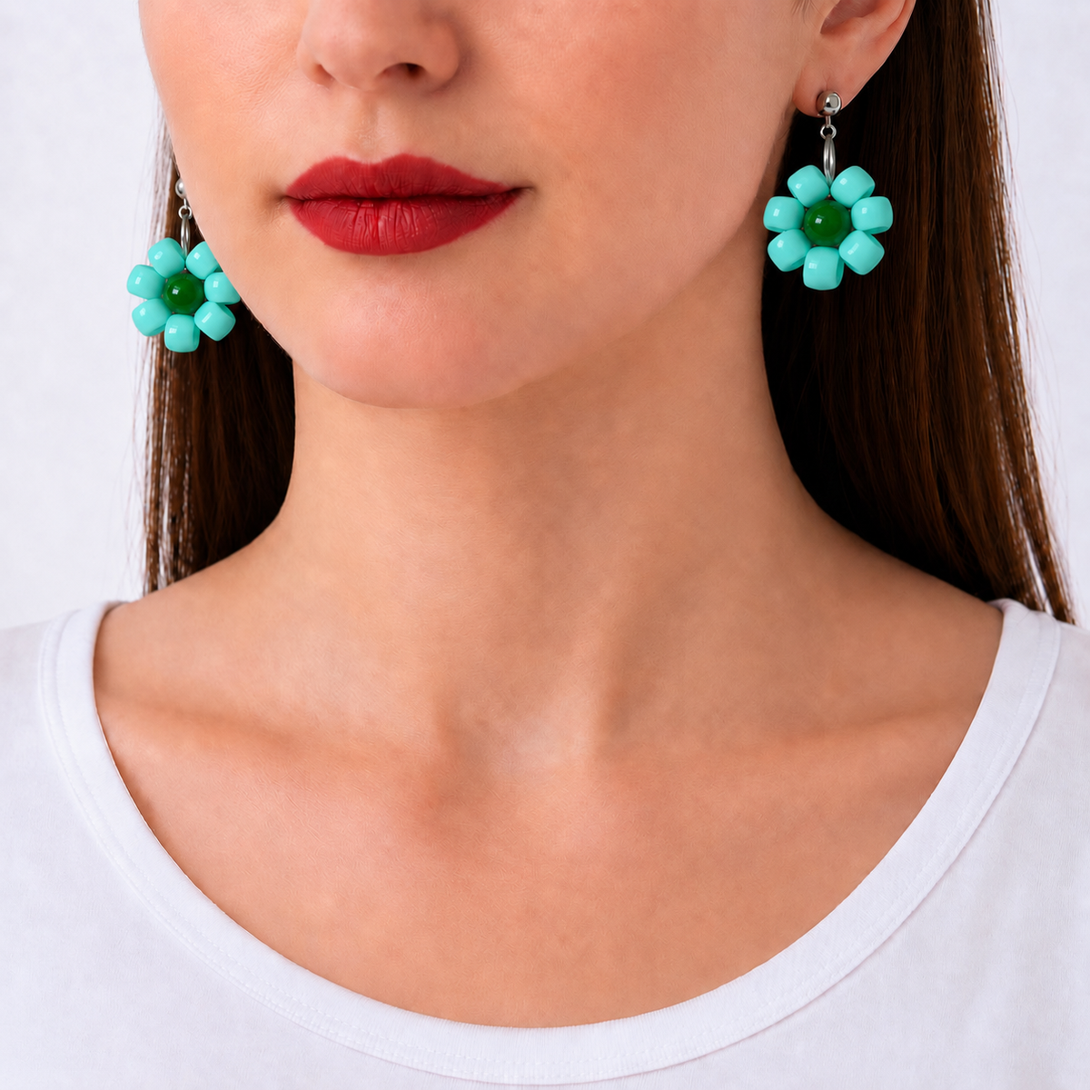 Paulette, boucles d'oreilles fleur turquoise à cœur vert portées, clous argentés, Perle Moi Ça