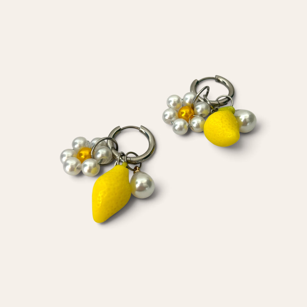 Paire de boucles Pierette : anneau argenté, citron en acrylique et fleur tissée en perles peintes, Perle Moi Ça