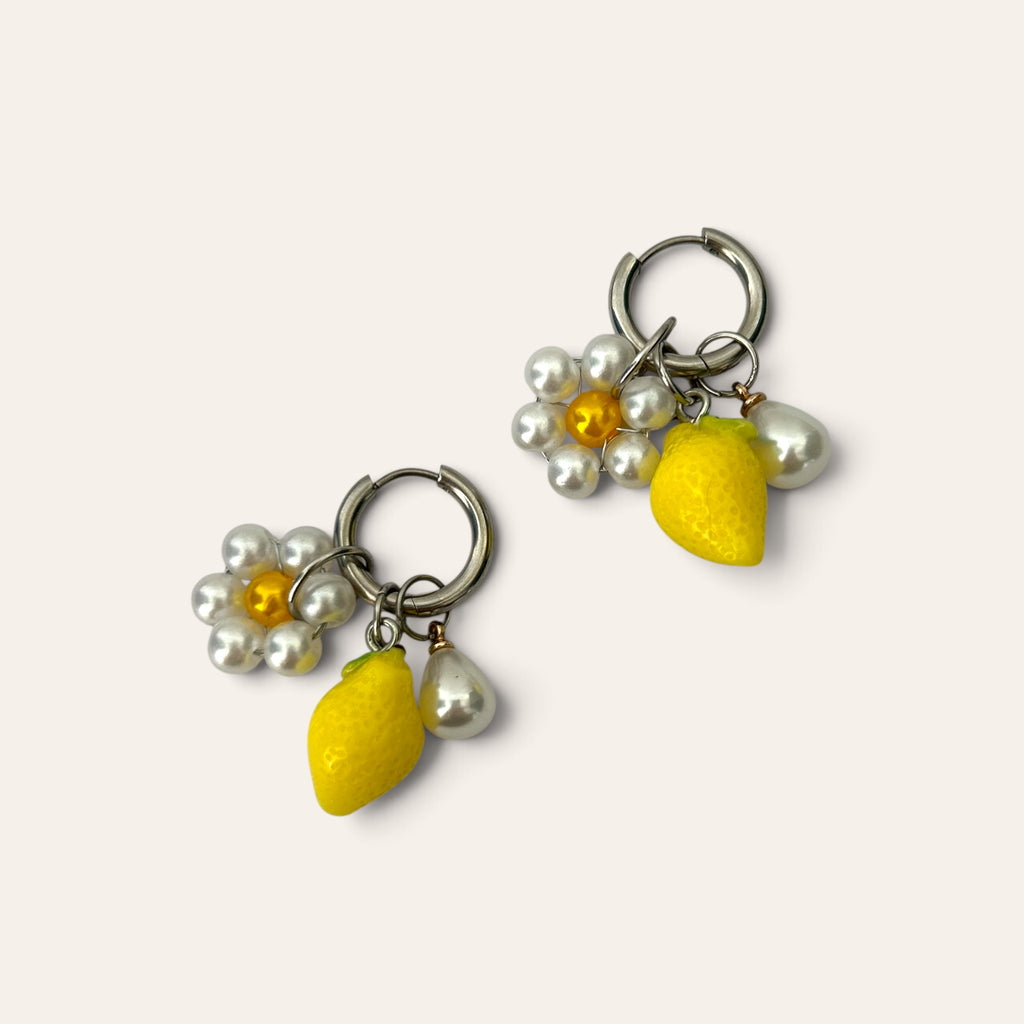 Pierette, boucles d'oreilles : anneaux argentés en acier inoxydable, citron jaune, fleur nacrée et goutte, Perle Moi Ça