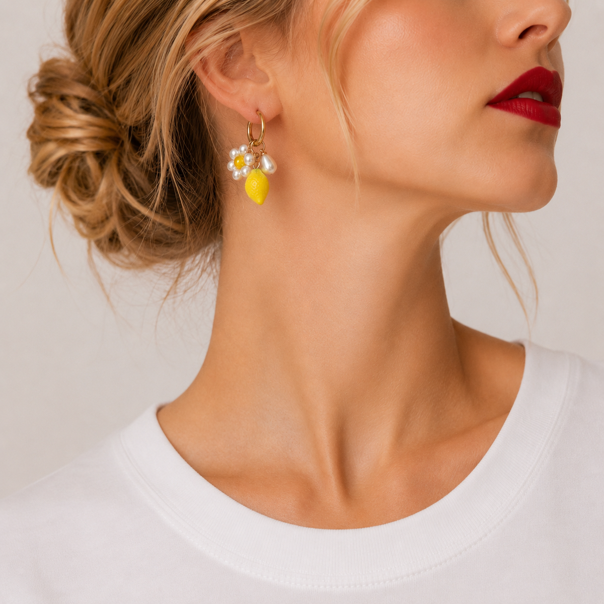 Pierette, boucles d'oreilles anneaux à citron jaune, fleur de perles nacrées et goutte, portées, Perle Moi Ça