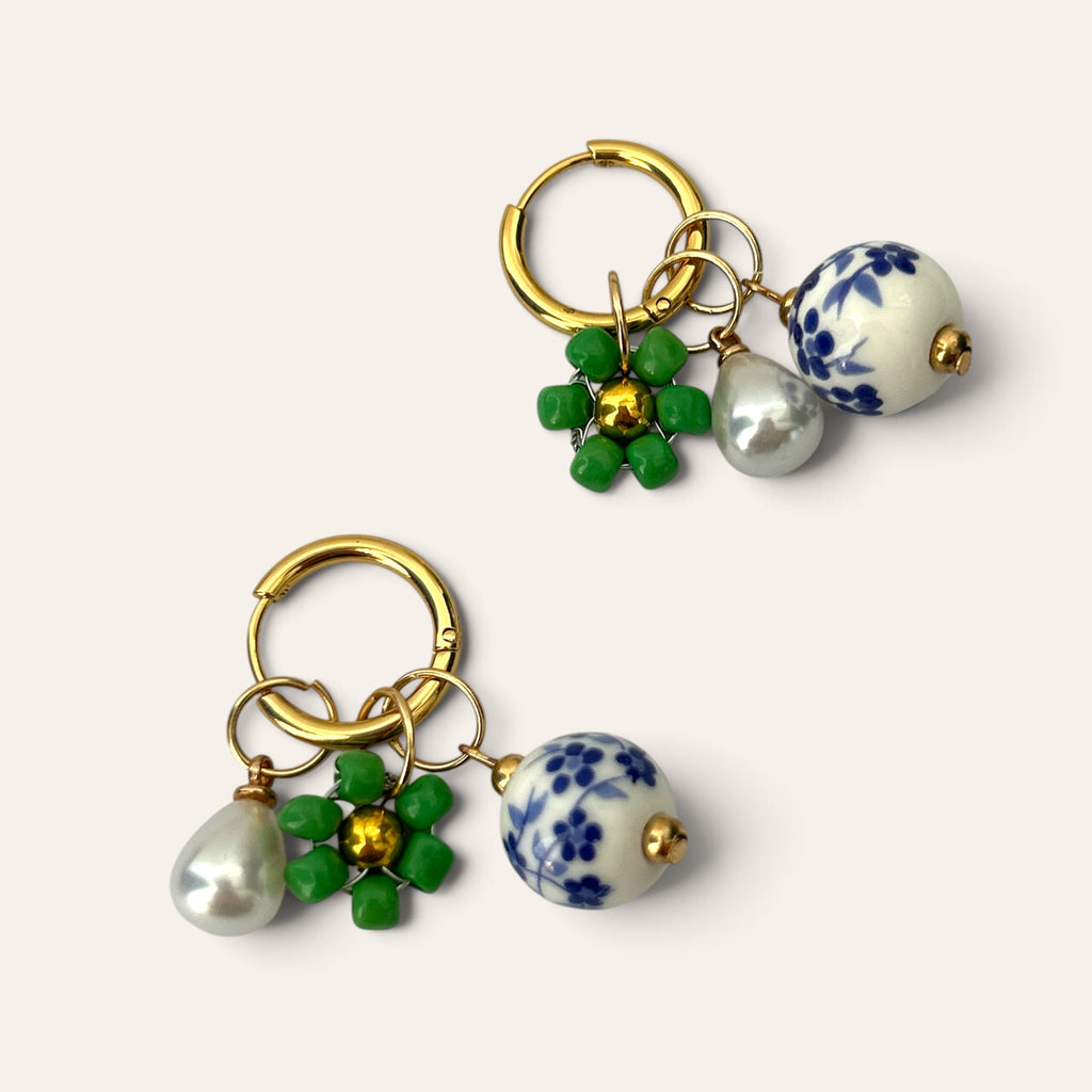 Paire de boucles Pierette : anneaux dorés en acier inoxydable, fleurs vertes, céramique et gouttes nacrées, Perle Moi Ça