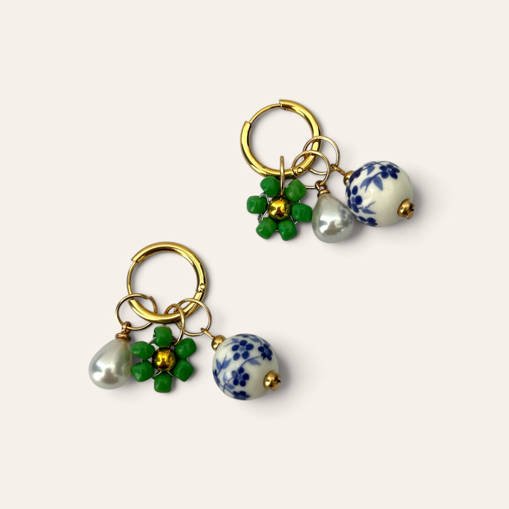 Pierette, boucles d'oreilles : anneau doré, fleur verte tissée en rocaille et perle de céramique bleue, Perle Moi Ça