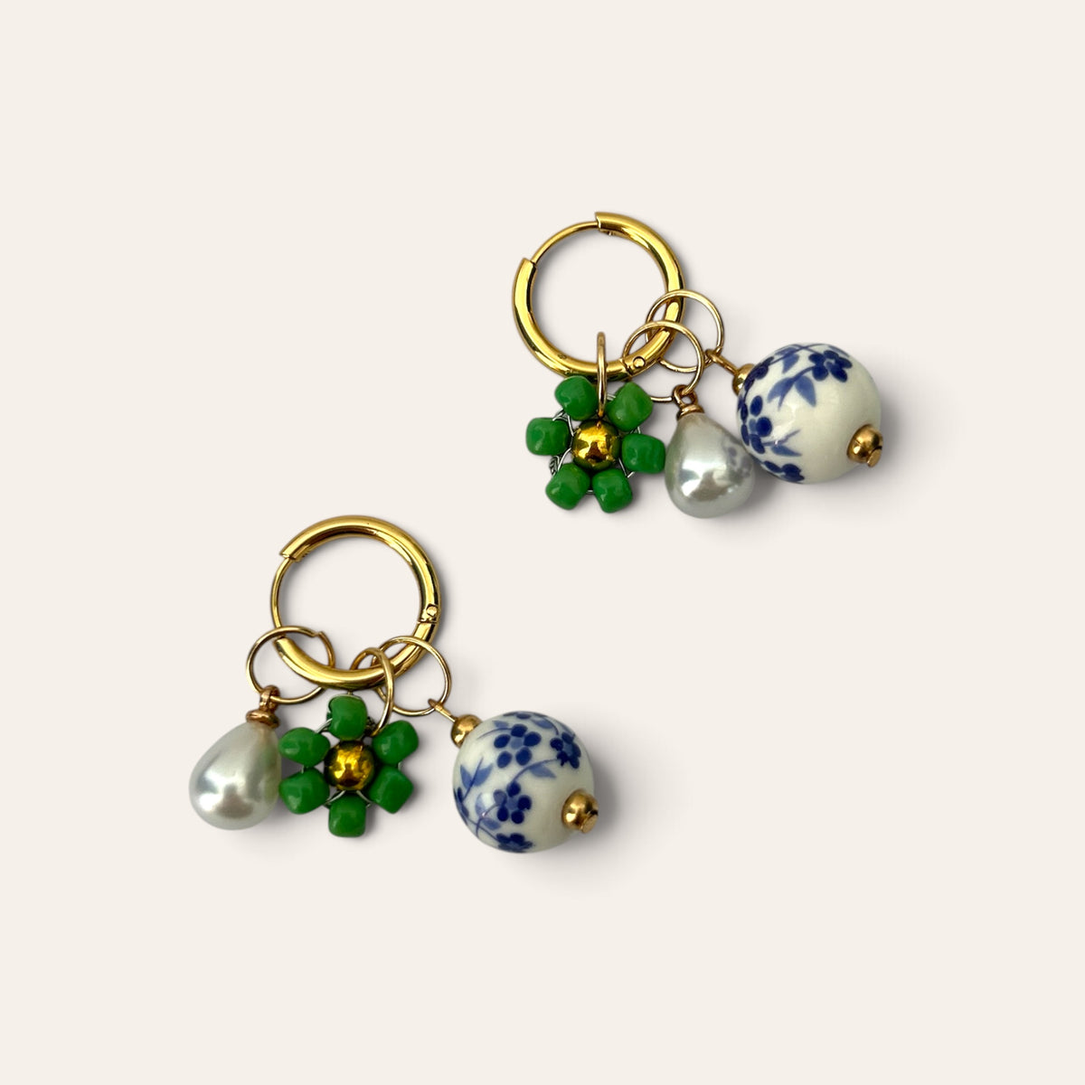 Pierette, boucles d'oreilles : anneau doré, fleur verte tissée en rocaille et perle de céramique bleue, Perle Moi Ça