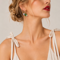 Pierette, boucles d'oreilles anneaux dorés à fleur verte, perle de céramique et goutte nacrée, portées, Perle Moi Ça