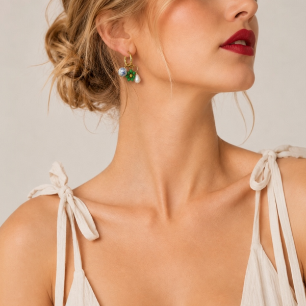 Pierette, boucles d'oreilles anneaux dorés à fleur verte, perle de céramique et goutte nacrée, portées, Perle Moi Ça
