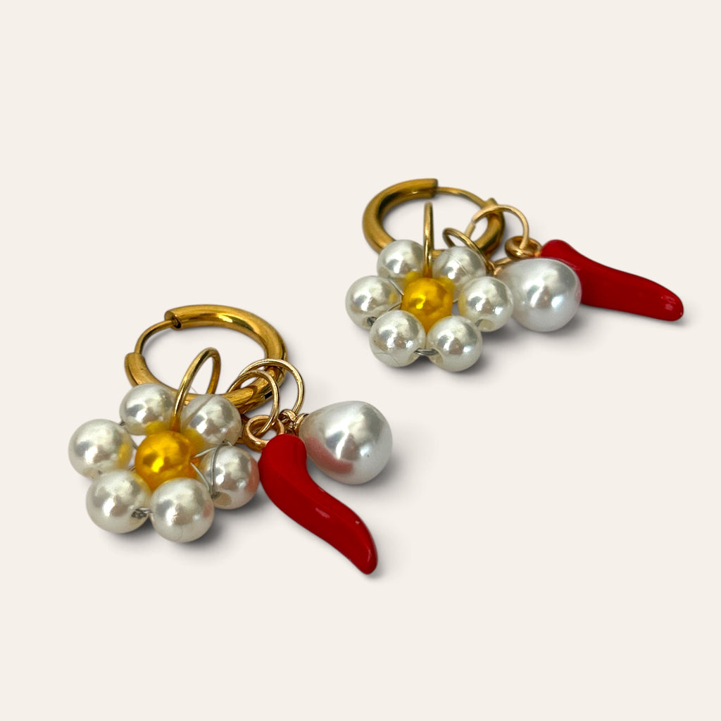 Pierette, boucles d'oreilles : anneau doré, fleur en perles peintes, piment rouge et goutte nacrée, Perle Moi Ça