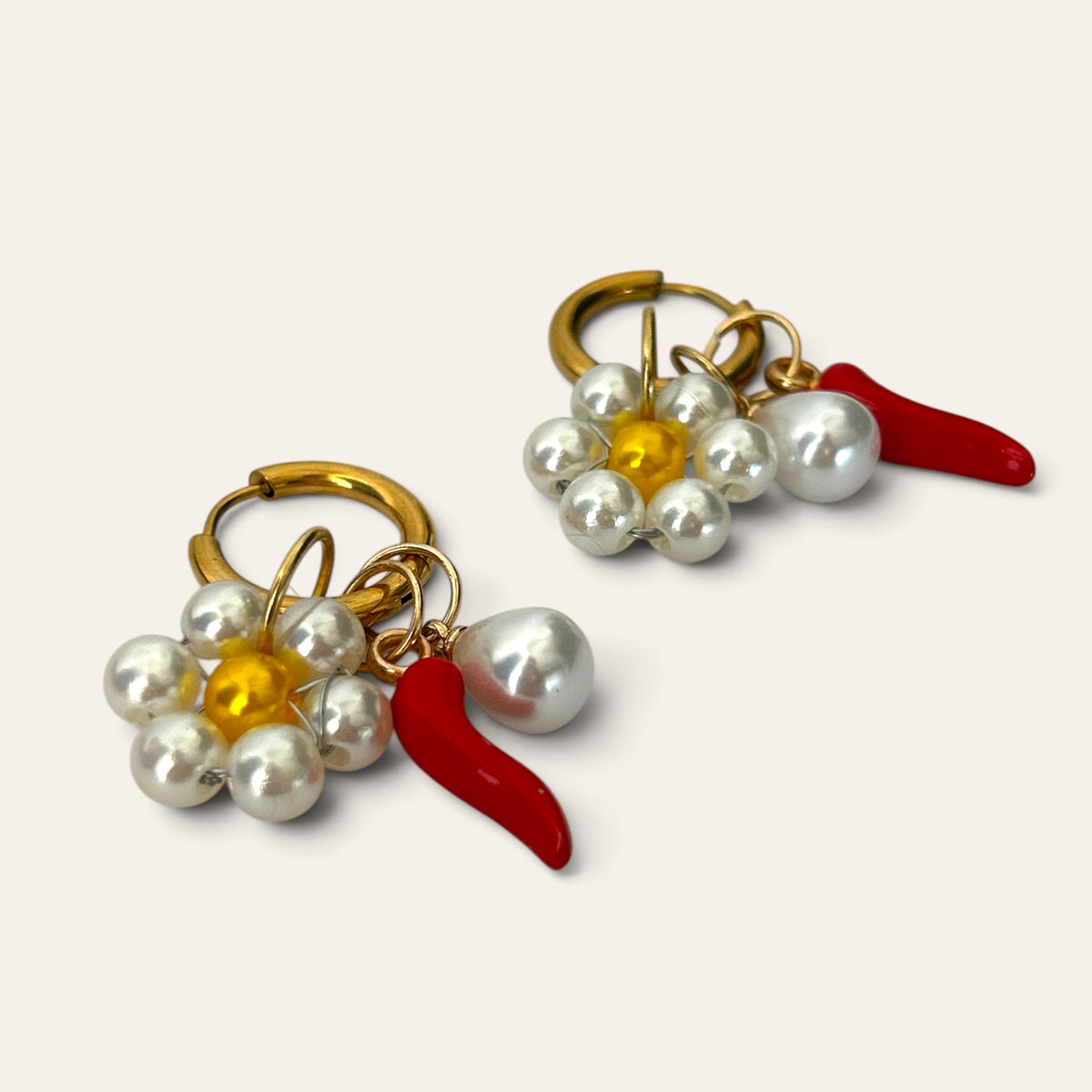 Pierette, boucles d'oreilles : anneau doré, fleur en perles peintes, piment rouge et goutte nacrée, Perle Moi Ça