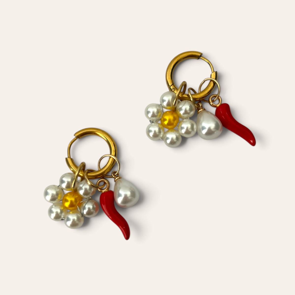 Paire de boucles Pierette : anneaux dorés en acier inoxydable, fleurs nacrées, piments et gouttes, Perle Moi Ça