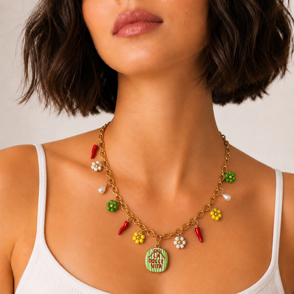 Pierette, collier à breloques sur chaîne dorée porté par un mannequin, médaillon La Dolce Vita, piments rouges et fleurs en perles de rocaille, fait main à Châteauroux, Perle Moi Ça
