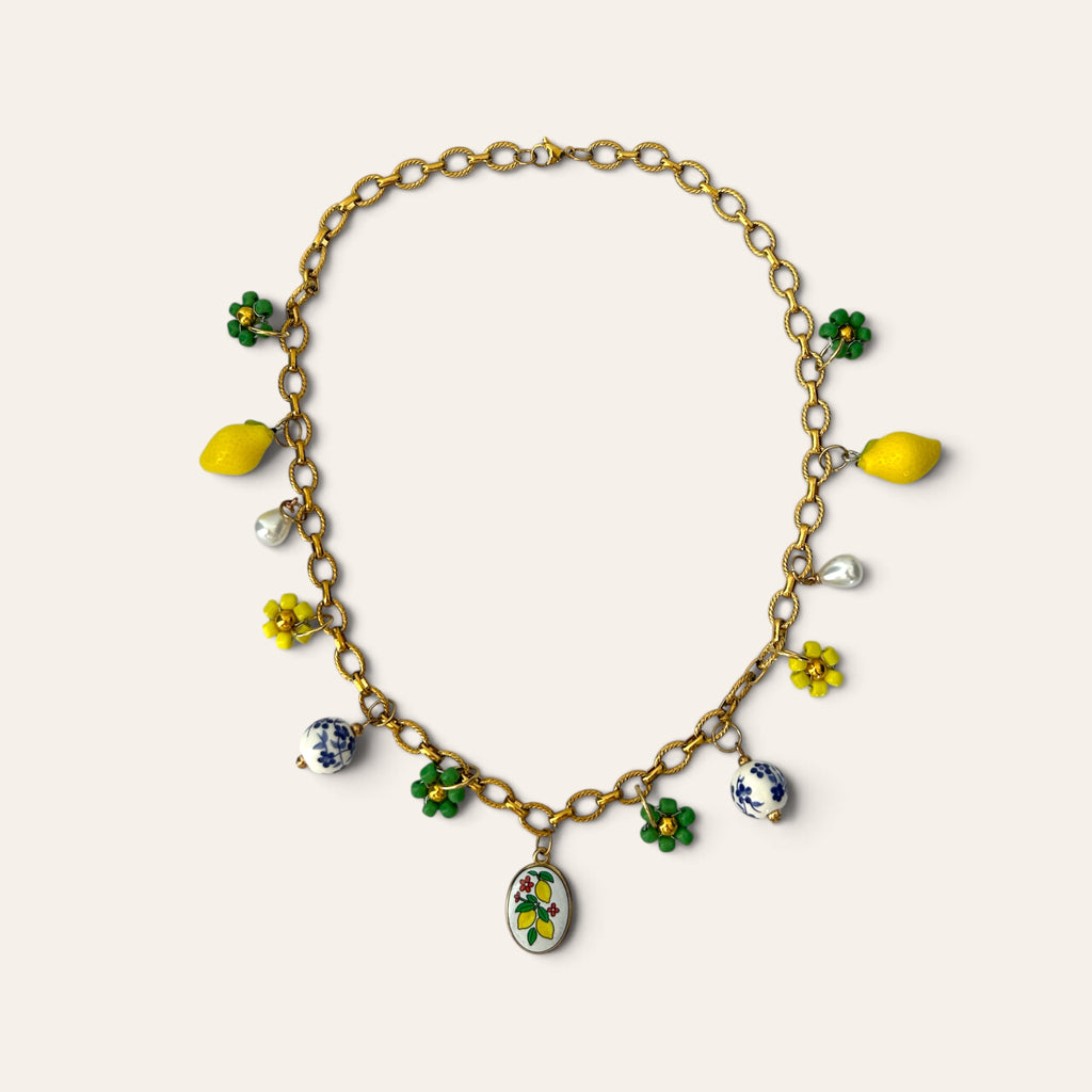 Pierette, collier chaîne dorée : médaillon citrons, fleurs tissées vertes et jaunes, perles de céramique, Perle Moi Ça