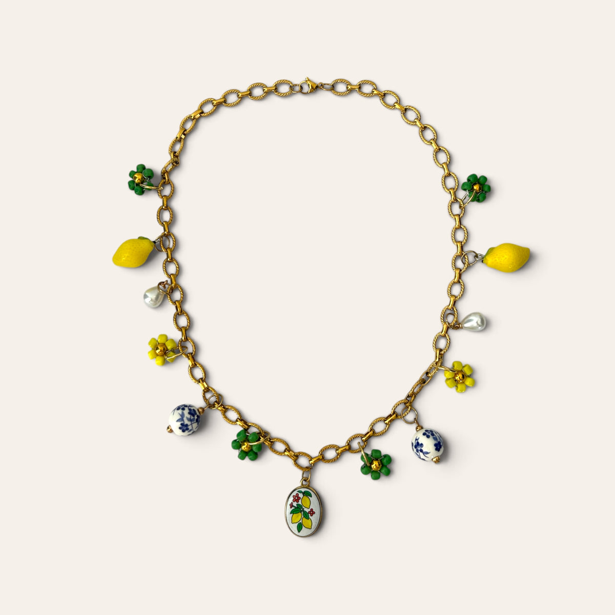 Pierette, collier chaîne dorée : médaillon citrons, fleurs tissées vertes et jaunes, perles de céramique, Perle Moi Ça