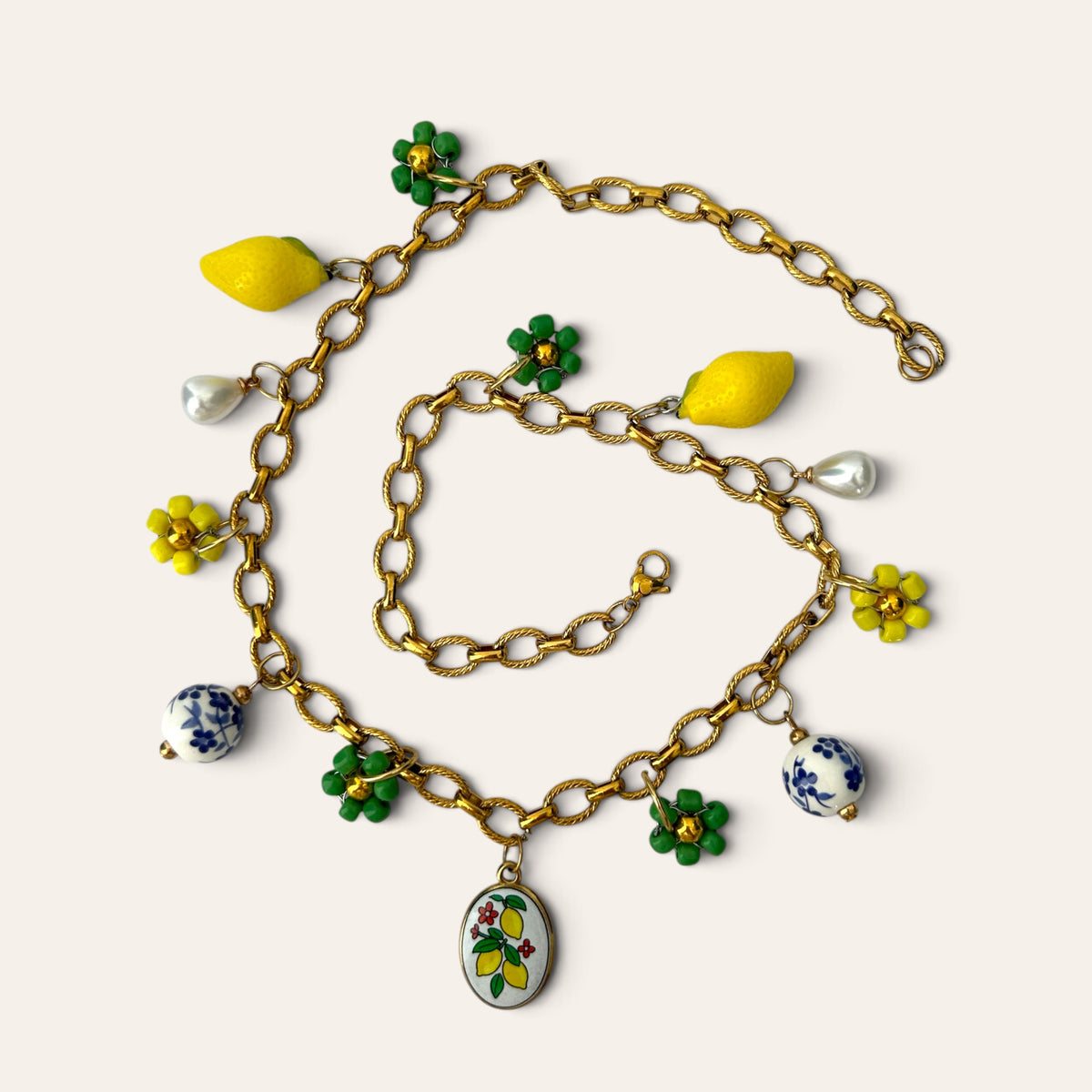 Collier Pierette citrons enroulé, chaîne dorée à maillons torsadés et fermoir mousqueton, Perle Moi Ça