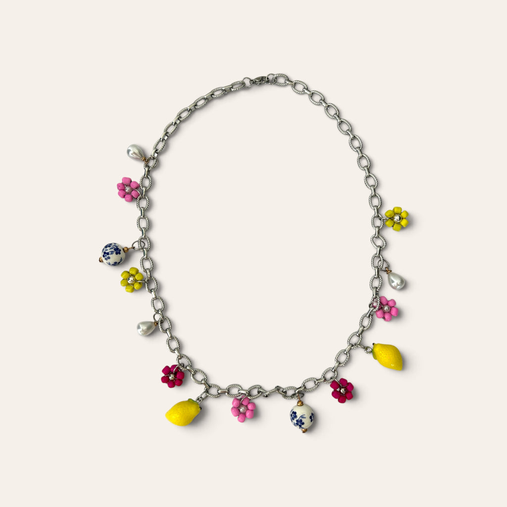 Pierette, collier chaîne argentée : citrons, fleurs tissées roses et jaunes, perles de céramique bleues, Perle Moi Ça