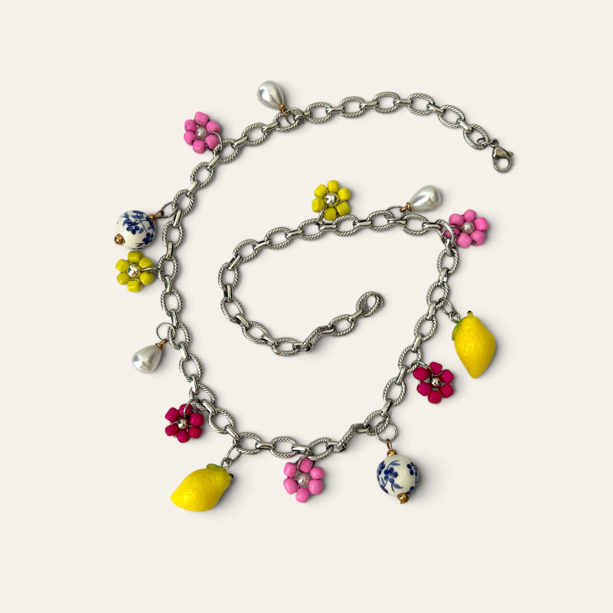 Collier Pierette citrons et fleurs enroulé, chaîne argentée à maillons torsadés et fermoir mousqueton, Perle Moi Ça