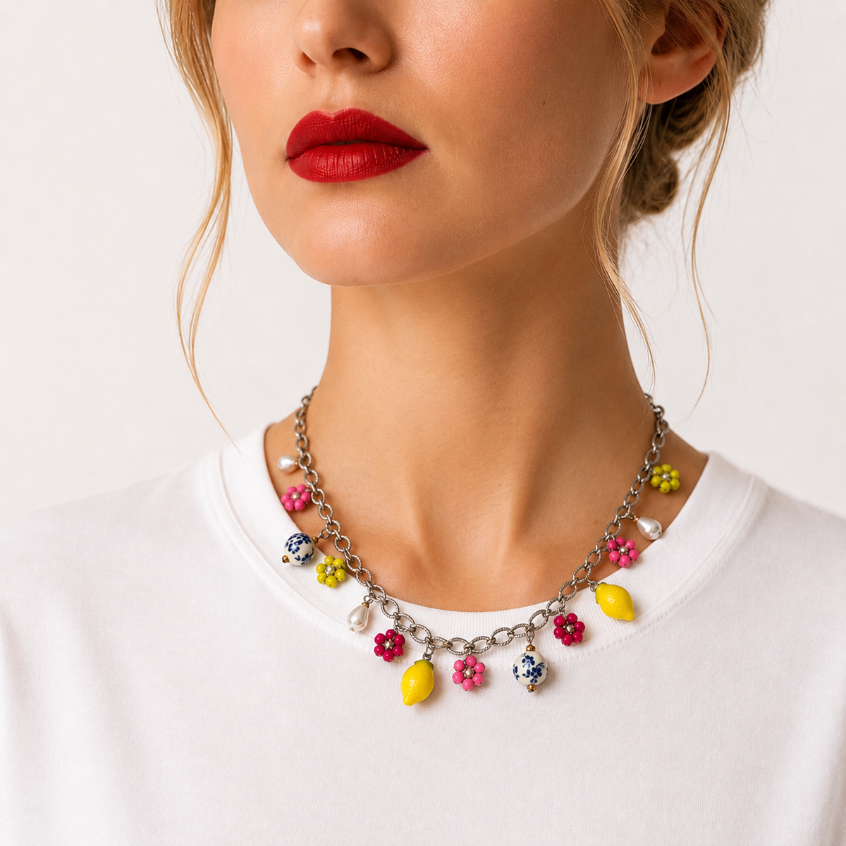 Pierette, collier chaîne argentée à citrons, fleurs de rocaille roses et jaunes et perles de céramique, porté, Perle Moi Ça