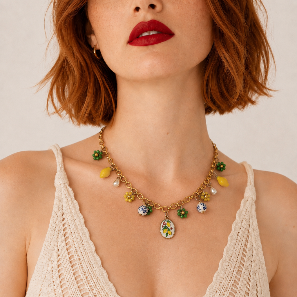 Pierette, collier chaîne dorée à médaillon citrons, fleurs de rocaille et perles de céramique, porté, Perle Moi Ça