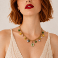 Pierette, collier chaîne dorée à médaillon citrons, fleurs de rocaille et perles de céramique, porté, Perle Moi Ça