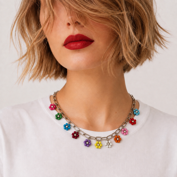 Pierette, collier de fleurs multicolores en perles de rocaille sur chaîne argentée, porté sur tee-shirt blanc, Perle Moi Ça