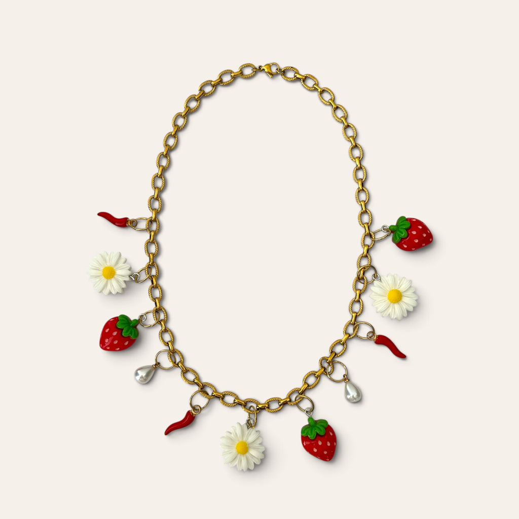 Pierette, collier chaîne dorée à breloques fraises, marguerites, piments rouges et gouttes nacrées, vue à plat, Perle Moi Ça