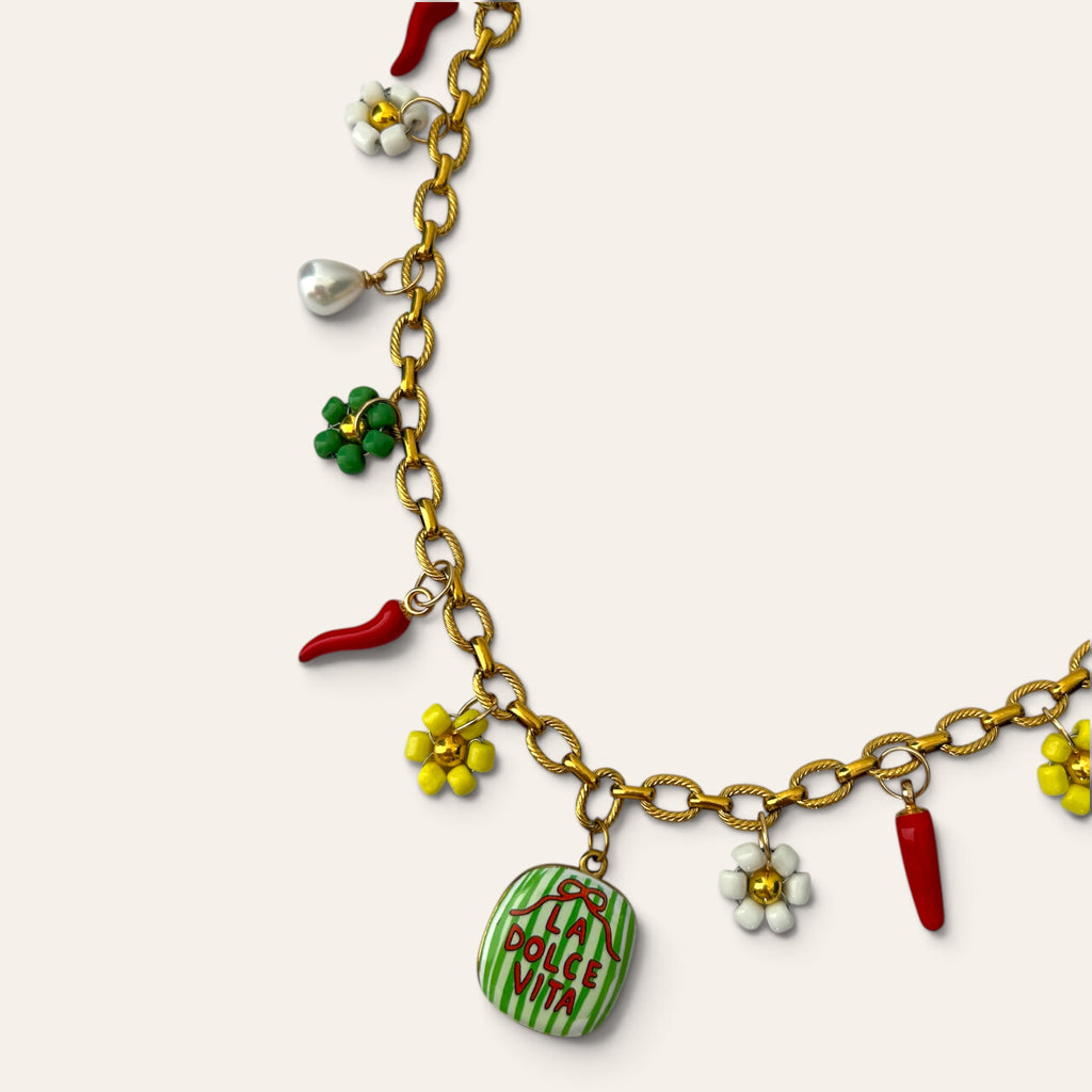 Pierette, gros plan sur le médaillon La Dolce Vita et les breloques fleurs tissées en perles de rocaille, collier fait main, Perle Moi Ça