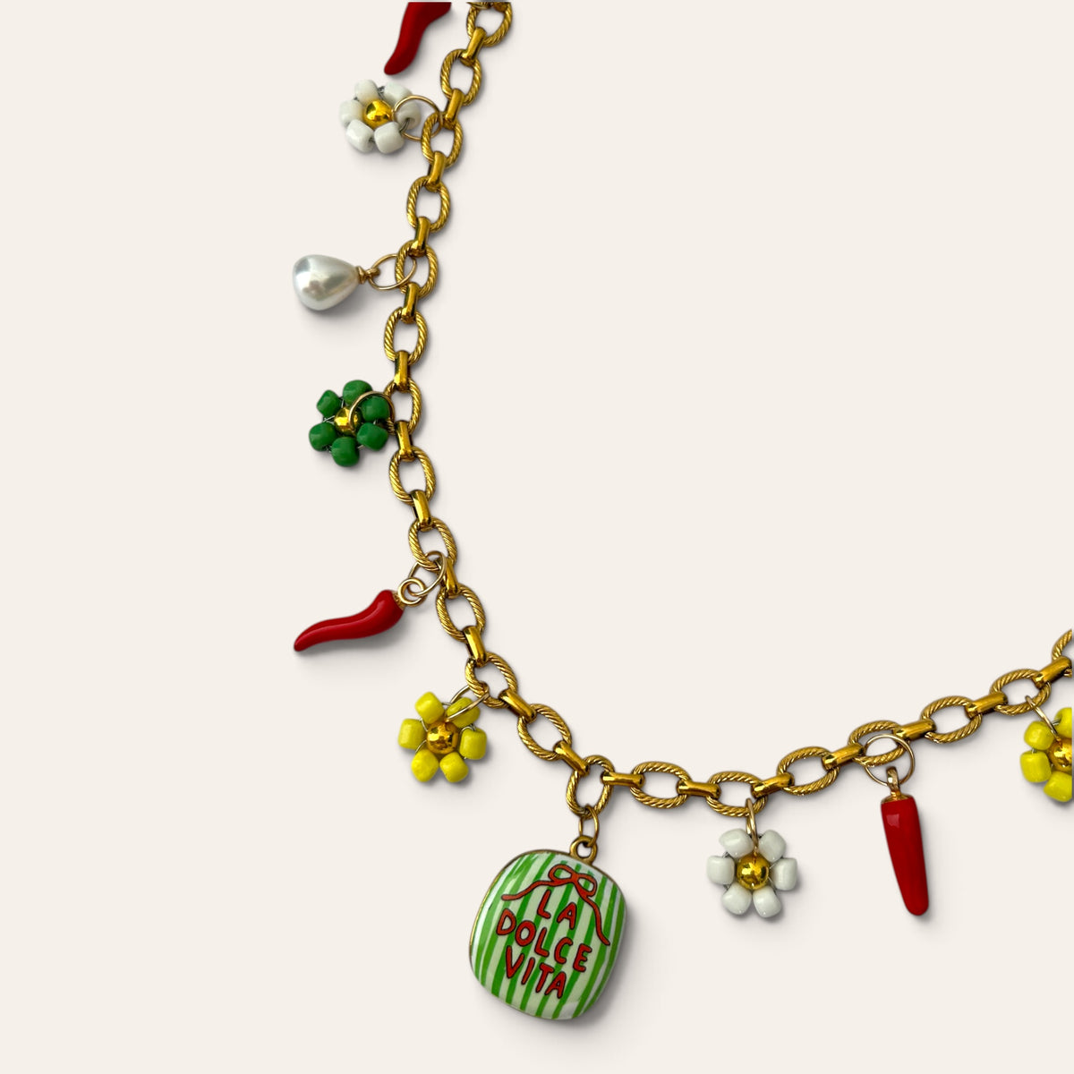 Pierette, gros plan sur le médaillon La Dolce Vita et les breloques fleurs tissées en perles de rocaille, collier fait main, Perle Moi Ça