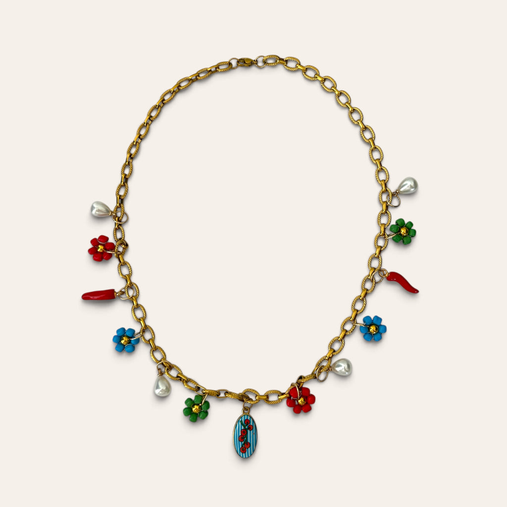 Pierette, collier chaîne dorée : médaillon tomates cerises, fleurs tissées rouges, vertes et bleues, piments, Perle Moi Ça