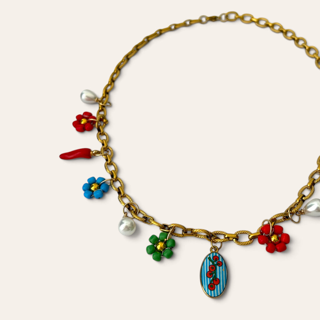 Détail du collier Pierette : médaillon tomates cerises, fleurs en rocaille tissées main et piment rouge, Perle Moi Ça