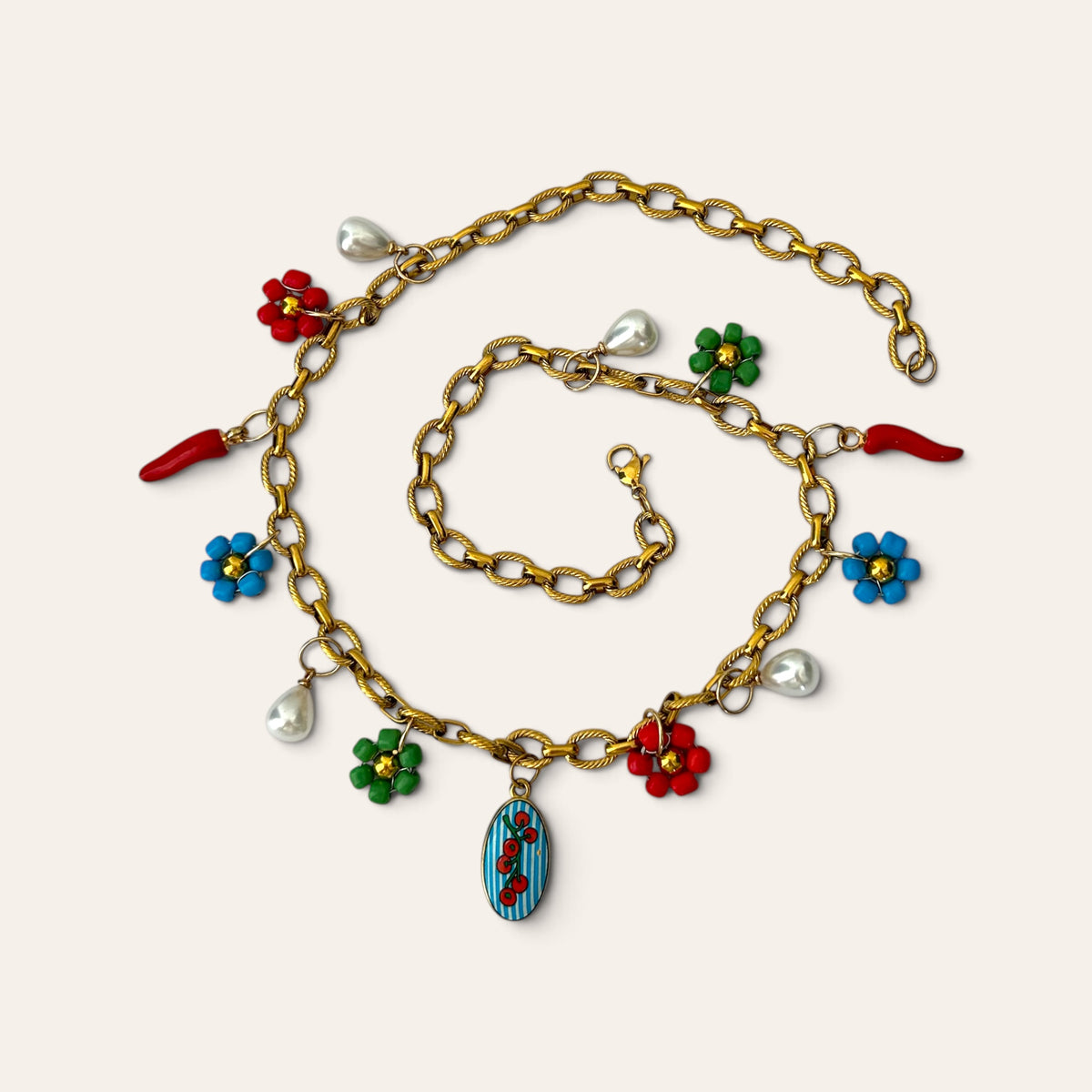 Collier Pierette tomates cerises enroulé, chaîne dorée à maillons torsadés et fermoir mousqueton, Perle Moi Ça